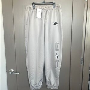 Nike Women’s Lightweight Loose Fit Pants